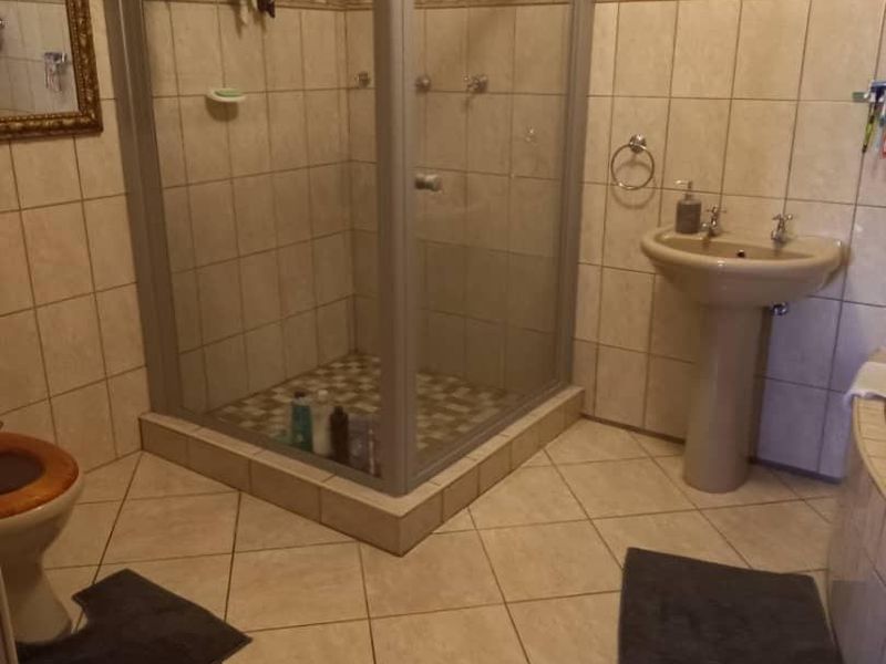 Windhoek Khomasdal: 4 Bedroom house with Flat is For Sale - Photo 9