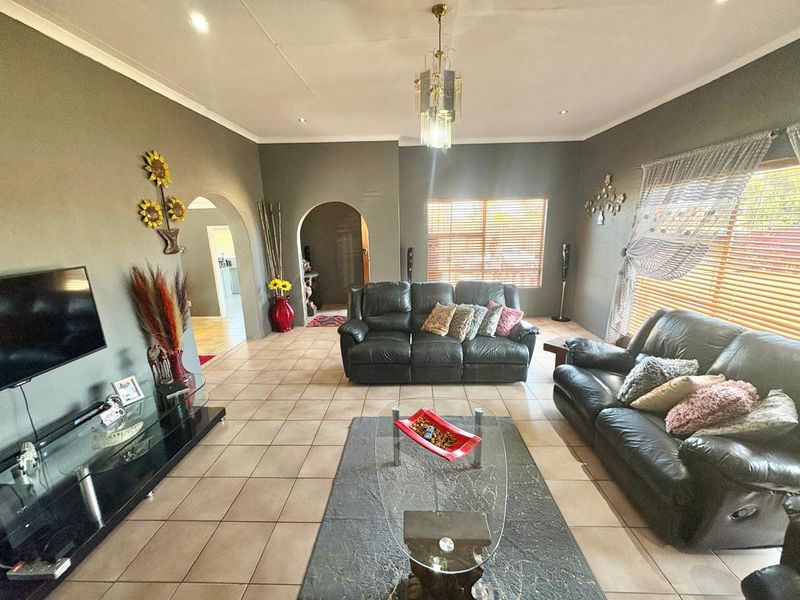 Stunning suburban home with 2 flatlets - Photo 5