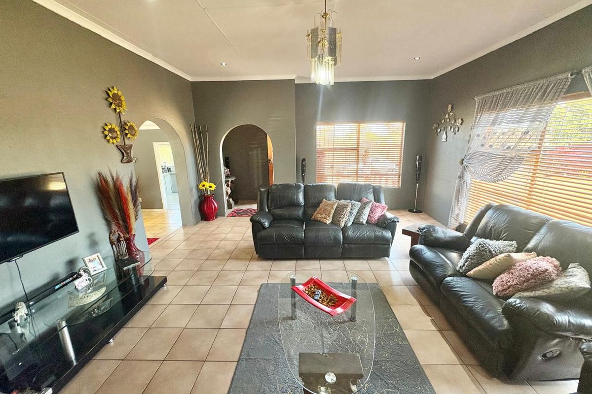 Stunning suburban home with 2 flatlets - Photo 5