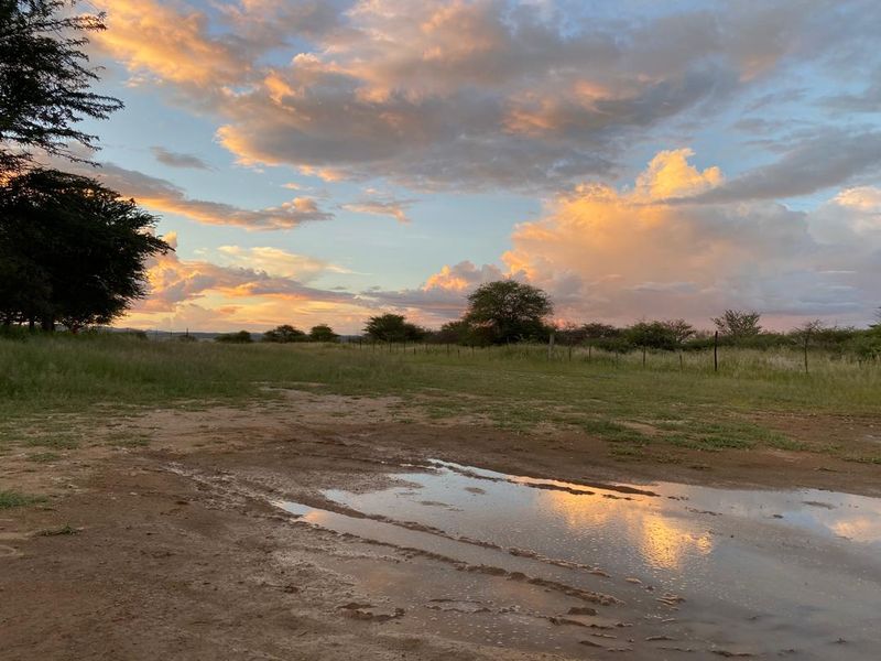 A 700 hectare farm just outside Outjo, where the bushveld opens into wide plains and clear skies, lies a well-developed farm — Ideal for irrigation & small stoc - Photo 2