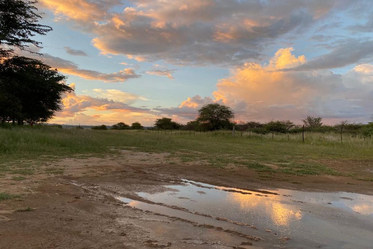A 700 hectare farm just outside Outjo, where the bushveld opens into wide plains and clear skies, lies a well-developed farm — Ideal for irrigation & small stoc - Photo 2