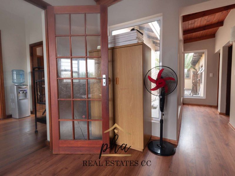 House with two flats For Sale, Swakopmund CBD with Business rights - Photo 8