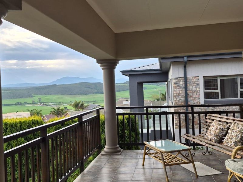 Immaculate and spacious 3-bedroom home, featuring a separate 1-bedroom flatlet for sale in Fraaiuitsig. - Photo 3