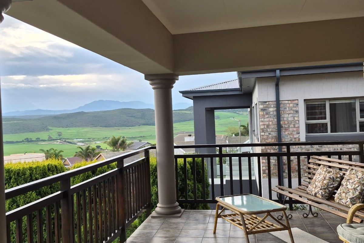 Immaculate and spacious 3-bedroom home, featuring a separate 1-bedroom flatlet for sale in Fraaiuitsig. - Photo 3