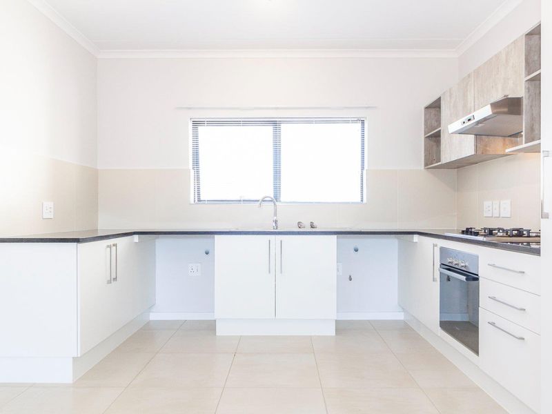 Sunny Spacious two bedroom, two bathoom second floor apartment - Photo 4