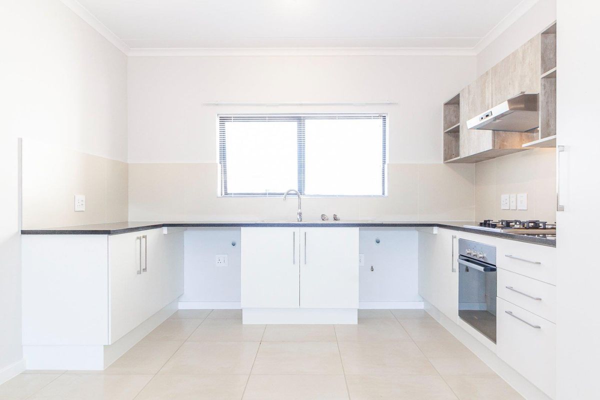 Sunny Spacious two bedroom, two bathoom second floor apartment - Photo 4