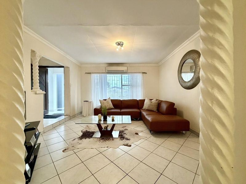 3 Bedroom House For Sale in Tauben Glen - Photo 7