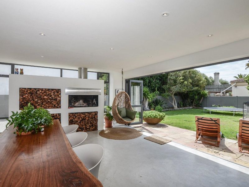 Spacious Beachside Family Retreat – 350m from the Ocean - Photo 9