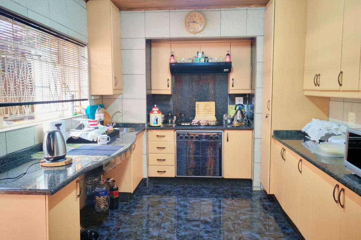 Discover Your Dream Home: Perfect for Family Living & Entertaining! - Photo 5