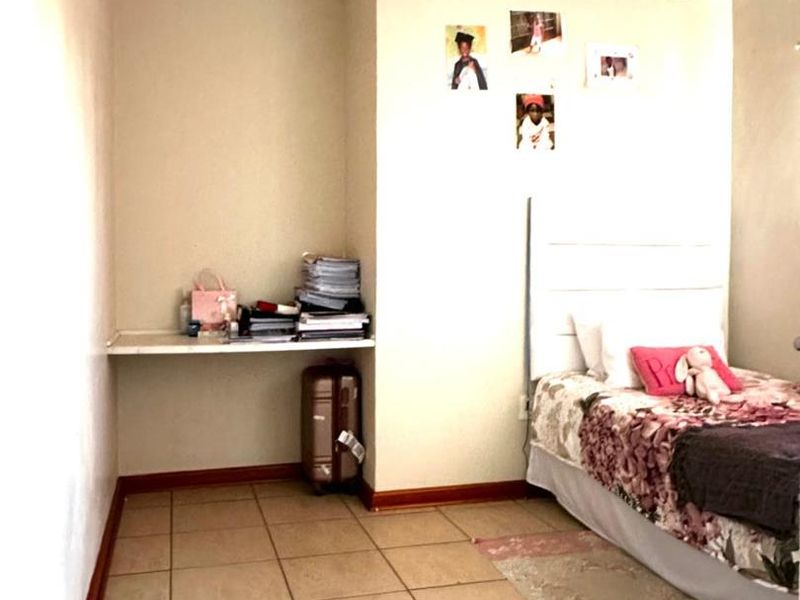 Elegant Townhouse Living with Staff Accommodation & Modern Comforts - Photo 10