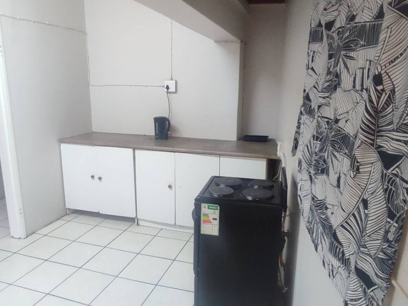 **Spacious Bedroom Available in Shared Apartment – Ideal for a Lady** - Photo 5