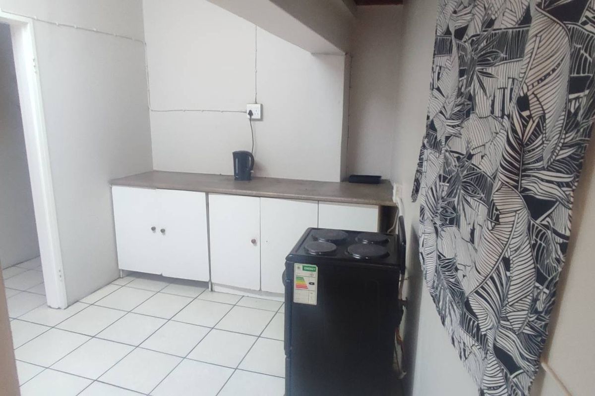 **Spacious Bedroom Available in Shared Apartment – Ideal for a Lady** - Photo 5
