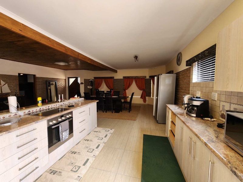 Face brick, low maintenance house with flat. - Photo 4