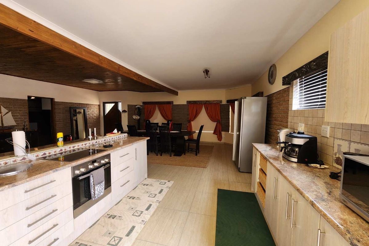 Face brick, low maintenance house with flat. - Photo 4