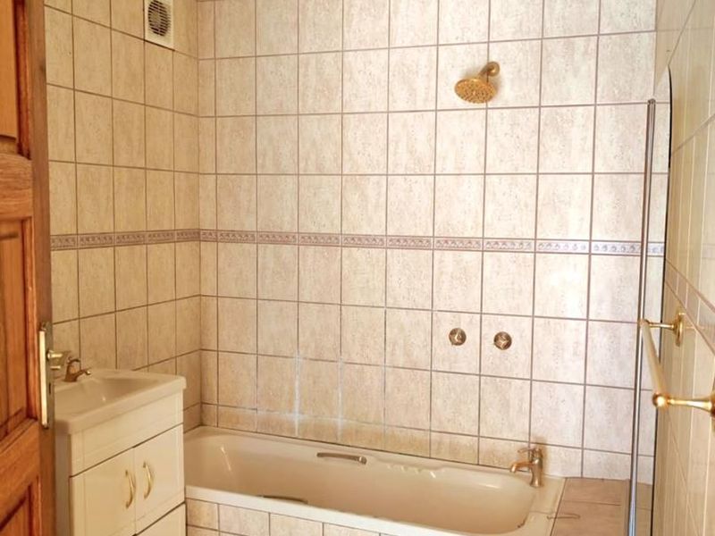 2-Bedroom, 2-Bathroom Ground Floor Apartment in Groenkloof/Muckleneuk - Photo 5