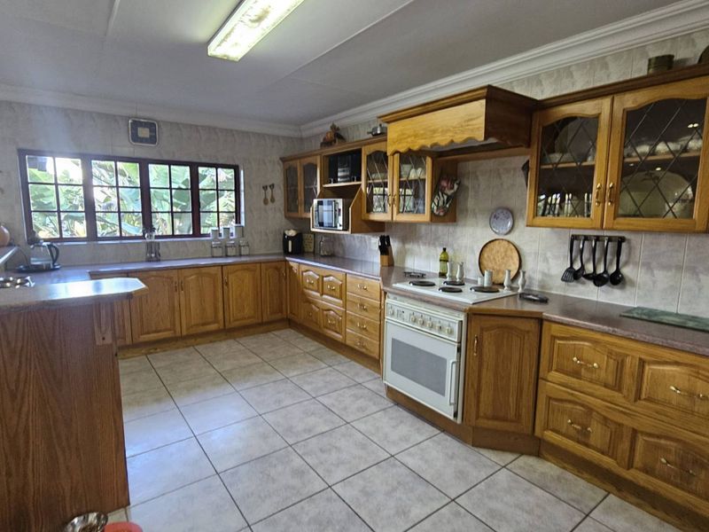 5 Bedroom Entertainers Dream Home in Schoemansville - Photo 7