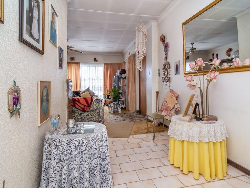 Expansive living, perfect for family and friends. - Photo 6