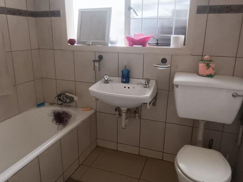 3 Bedroom house with 2 1 bedroom Fllats for Sale - Photo 7