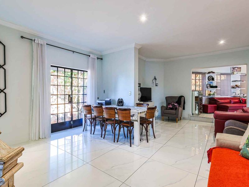 Modern living in the Heart of Waterkloof. - Photo 9