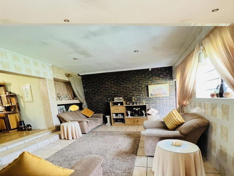 Family Home with Expansive Stand - Photo 2