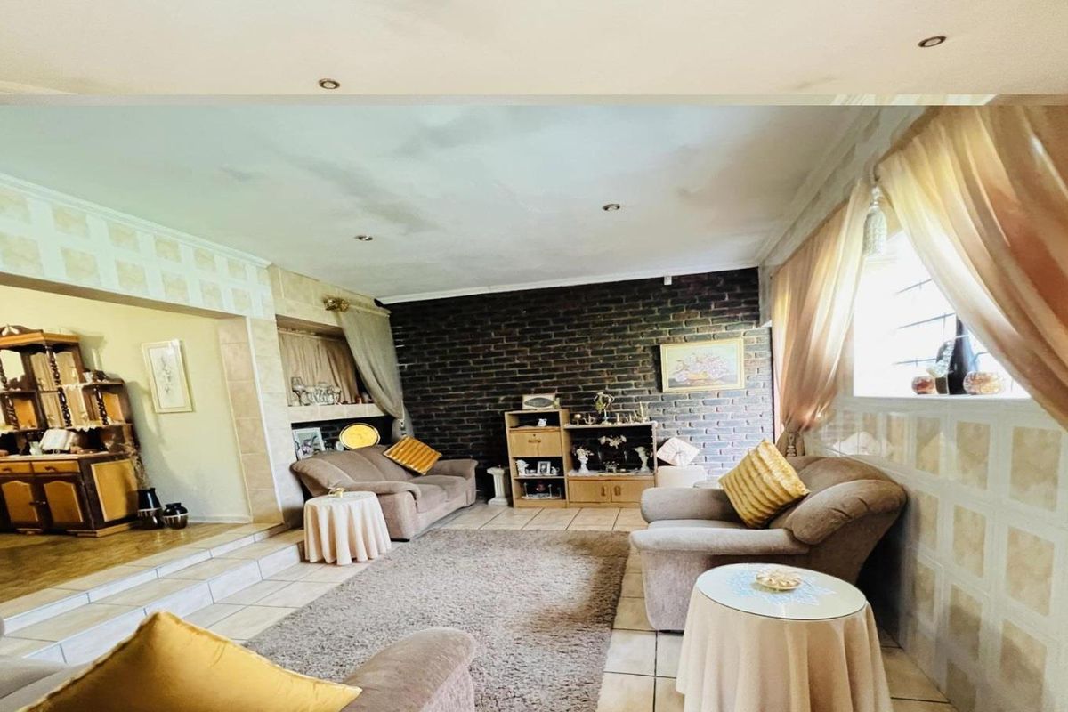 Family Home with Expansive Stand - Photo 2