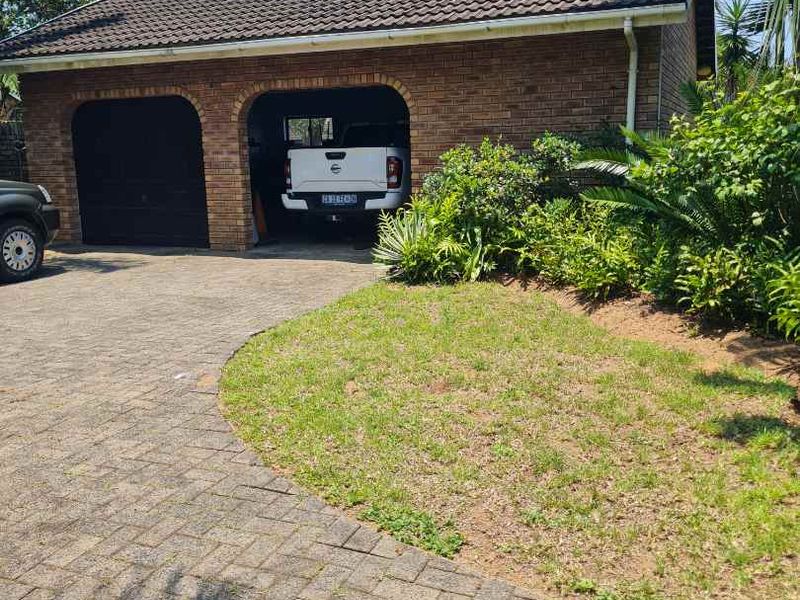 Spacious Family Home with Pool & Garden Oasis in quiet St Lucia 🏡🌳 - Photo 3