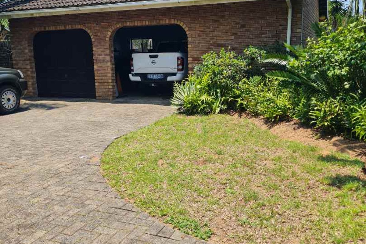 Spacious Family Home with Pool & Garden Oasis in quiet St Lucia 🏡🌳 - Photo 3