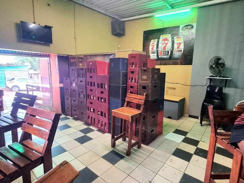 HOUSE & BAR FOR SALE IN HAKAHANA - Photo 9