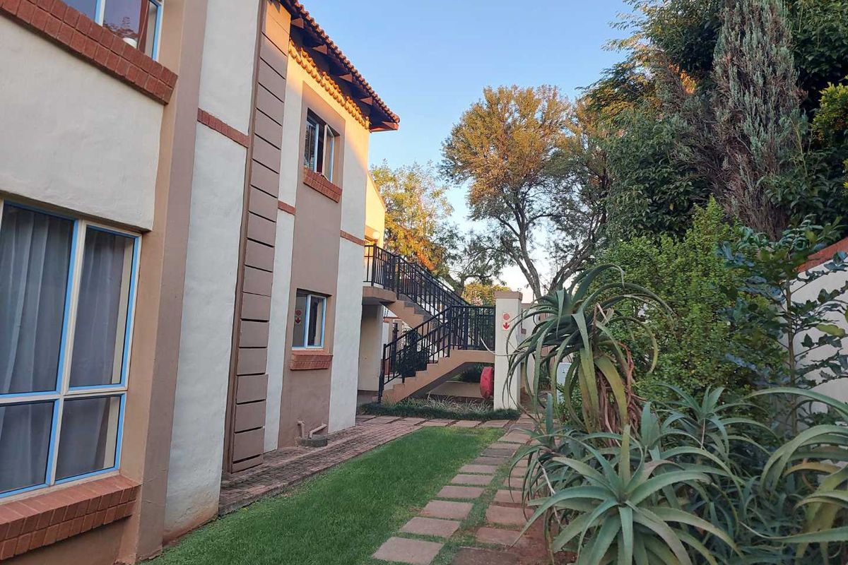 Upmarket apartment for sale - Photo 2