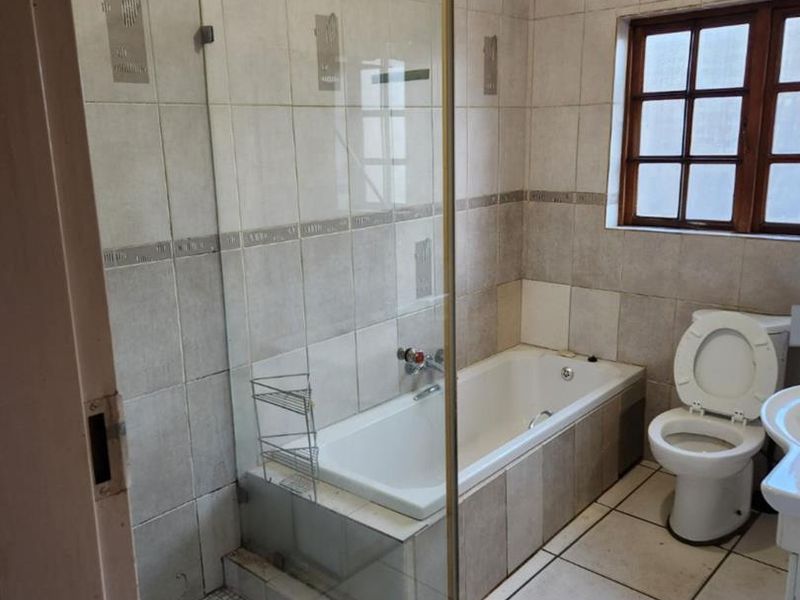 Priced to Sell - 3 Bedroom -2 Bathroom - Photo 10