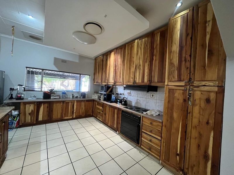 Spacious 5 Bedroom Family Home in Keidebees – Entertainer’s Dream - Photo 2