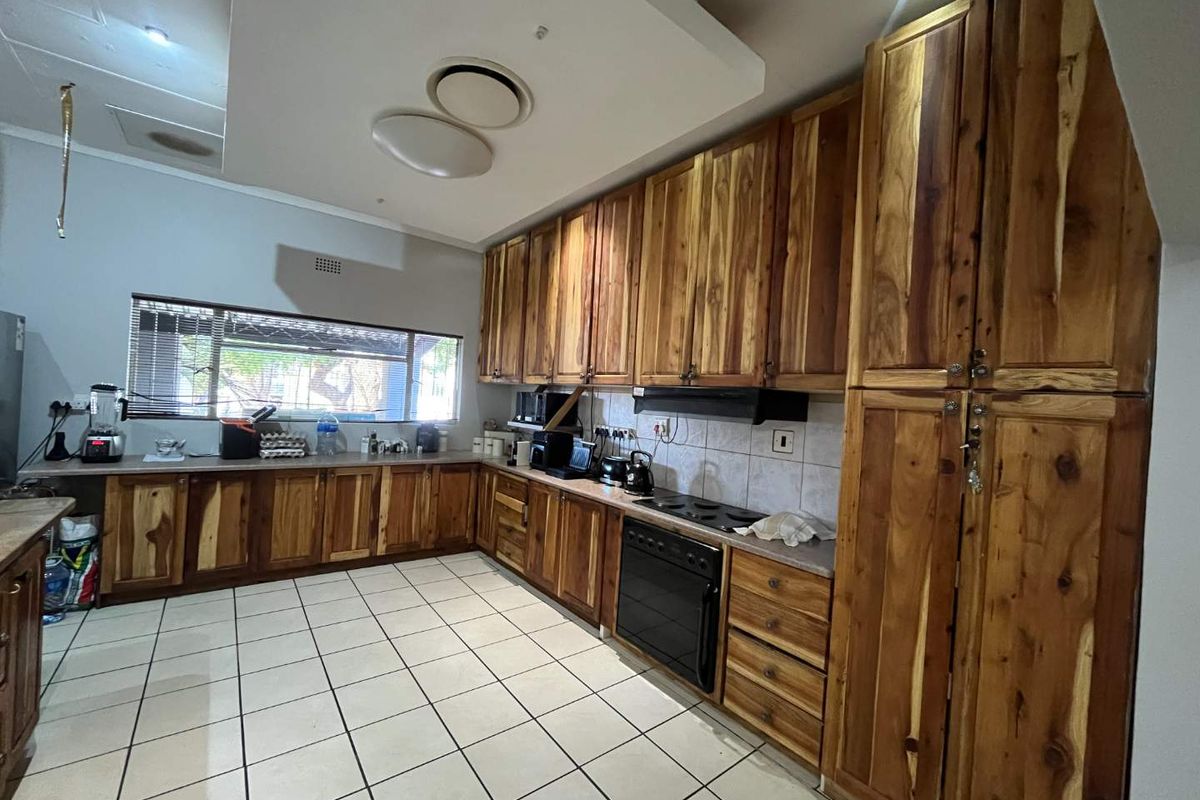 Spacious 5 Bedroom Family Home in Keidebees – Entertainer’s Dream - Photo 2