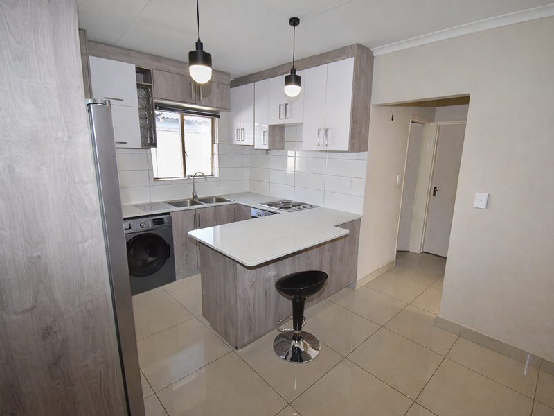 Modern First Floor Apartment - Photo 8