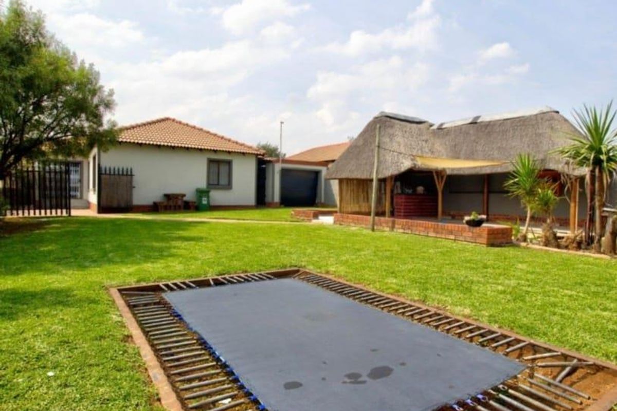 3 Bedroom Renovated simplex! - Photo 4