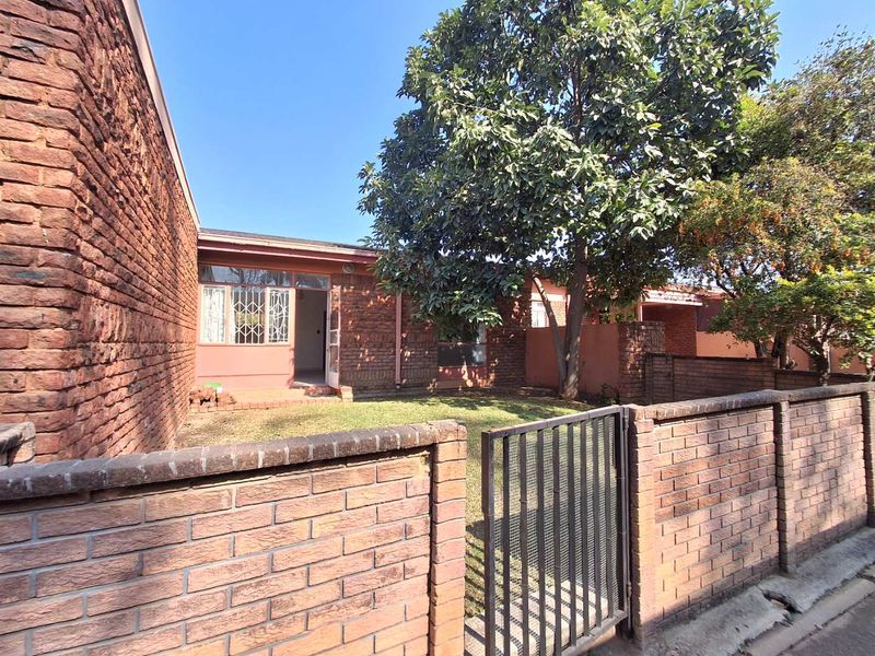 Two bedrooms Townhouse for sale in Hermanstad Pretoria West - Photo 1
