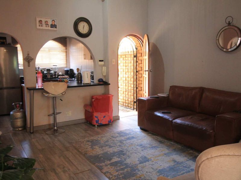 Charming 2 Bedroom Townhouse with a Garden - Photo 7