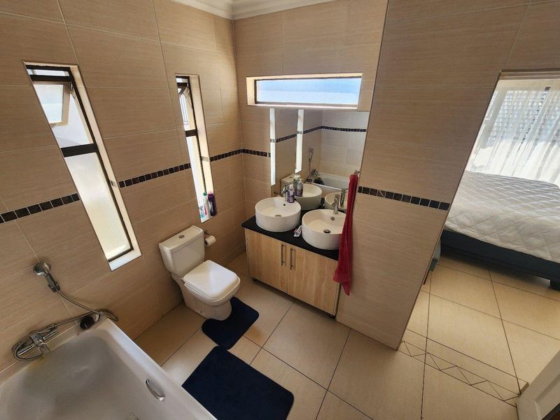 Modern Elegance Meets Family Comfort in Bloemfontein! - Photo 10