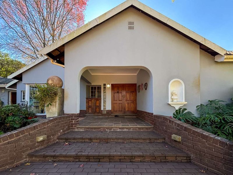Prestigious 5 Bedroom Family Estate Home with Flatlet in Oak Park - Photo 3