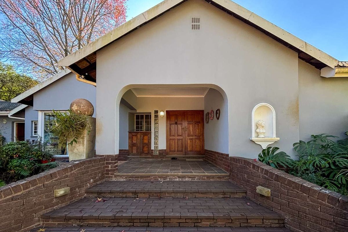 Prestigious 5 Bedroom Family Estate Home with Flatlet in Oak Park - Photo 3