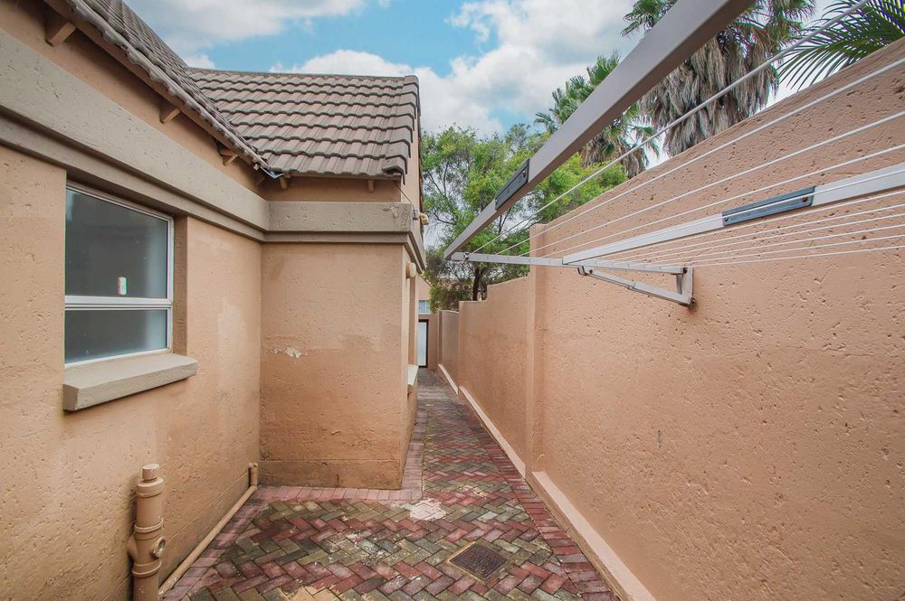 Neat paved sertivude around home