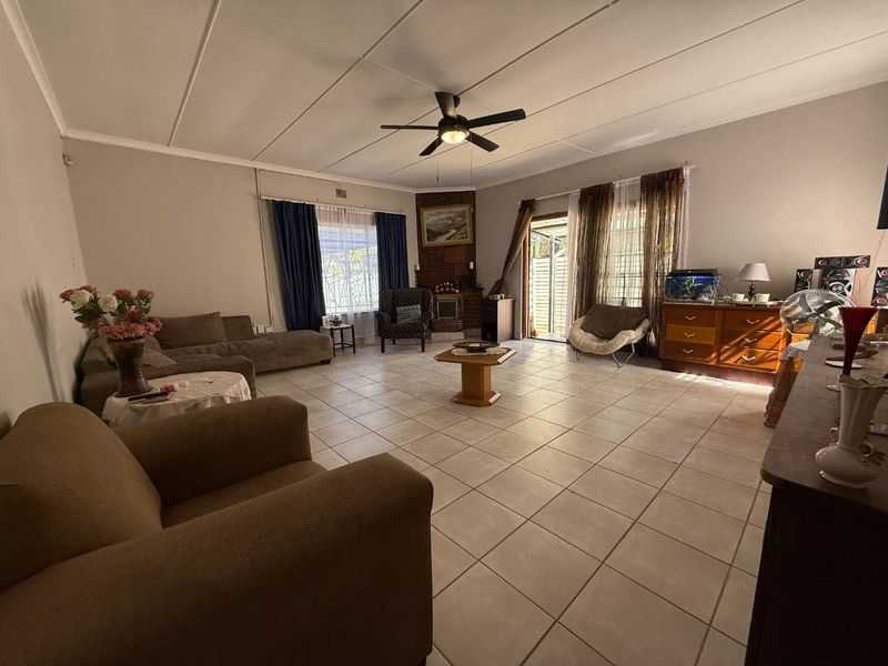 Three bedroom family home - Photo 5