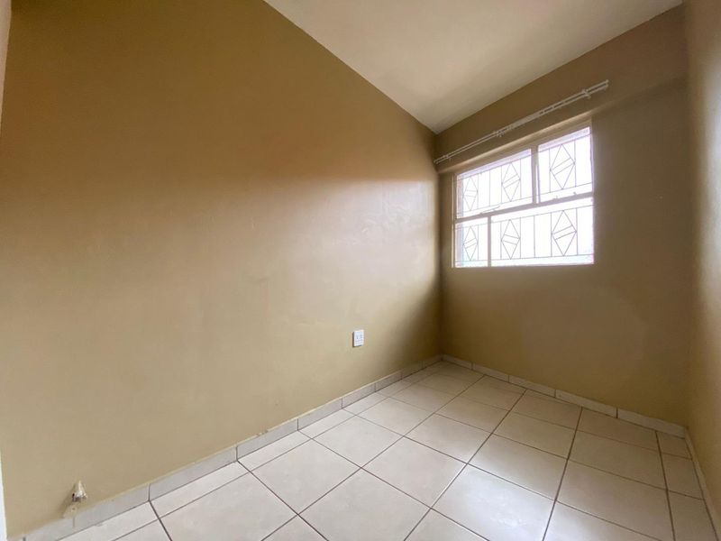 **Neat 3 Bedroom Apartment for Rent** - Photo 9