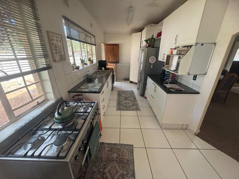 Family Home for Sale - Photo 7