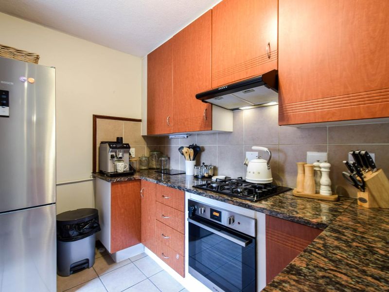 ELEGANCE, SECURITY AND CONVENIENCE! - Photo 7