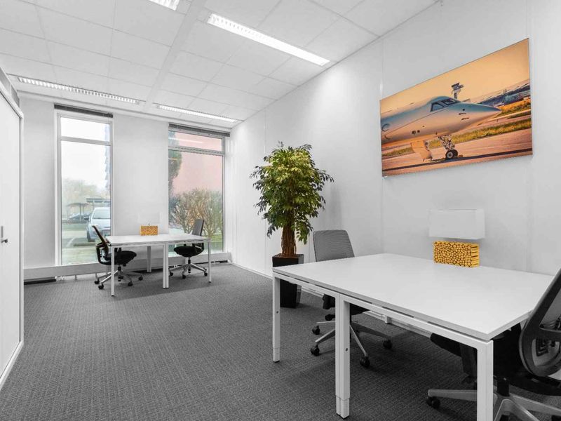 Move into ready-to-use Serviced office space for 15 persons in Regus Silver Lakes - Photo 1
