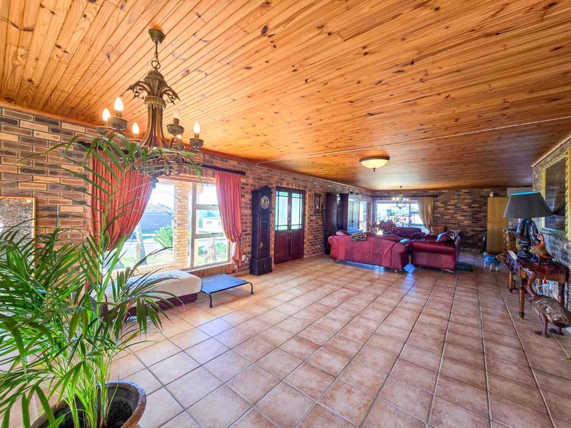 Spacious family home with breathtaking views. - Photo 8