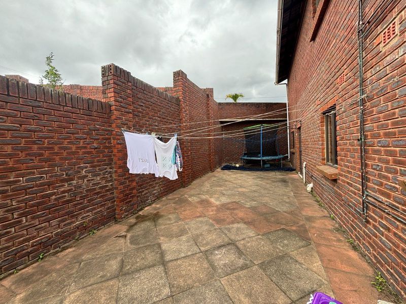 Elegant 4-Bedroom Double-Storey Home with Pool in Malvern - Photo 8