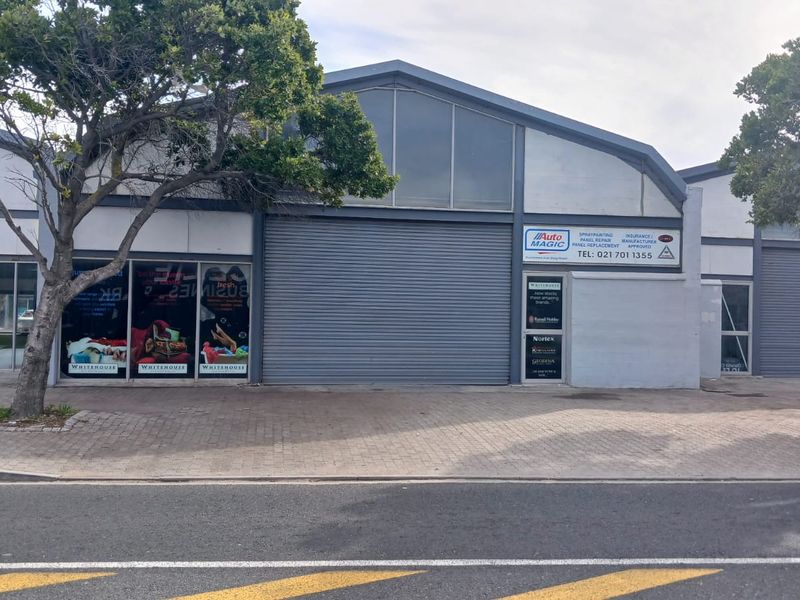 Prime Retail & Showroom Space To Let | 286–462 sqm | South Palms Centre - Photo 2