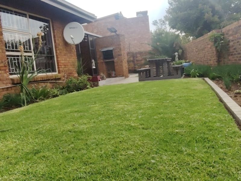 Absolute stunning facebrick 2 bedroom unit with lockup garage . Magnificient established garden and  koi pond. - Photo 3