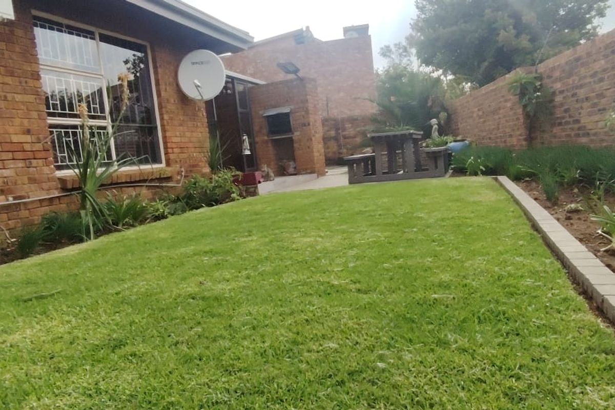 Absolute stunning facebrick 2 bedroom unit with lockup garage . Magnificient established garden and  koi pond. - Photo 3